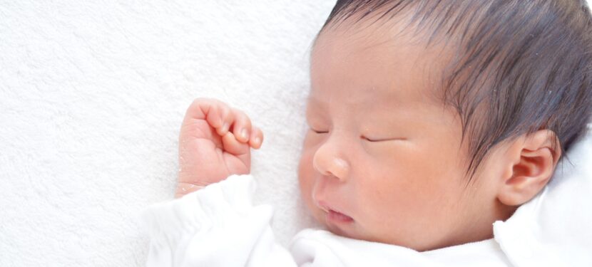 赤ちゃんの安全な睡眠環境〜心地よい眠りとSIDSや窒息の予防のために