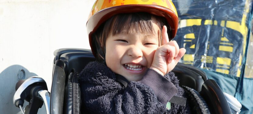自転車同乗の際は、必ずお子さんにヘルメットの着用を