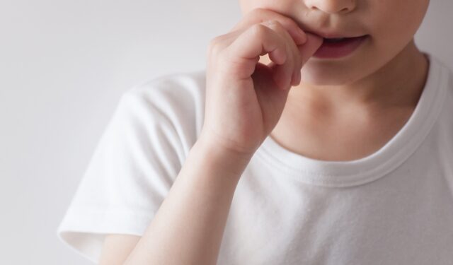 子どもの爪噛みが気になるとき～原因と家庭での対応～