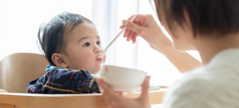 離乳食でむせるのは大丈夫？赤ちゃんが食事中にむせる原因と受診の目安を解説